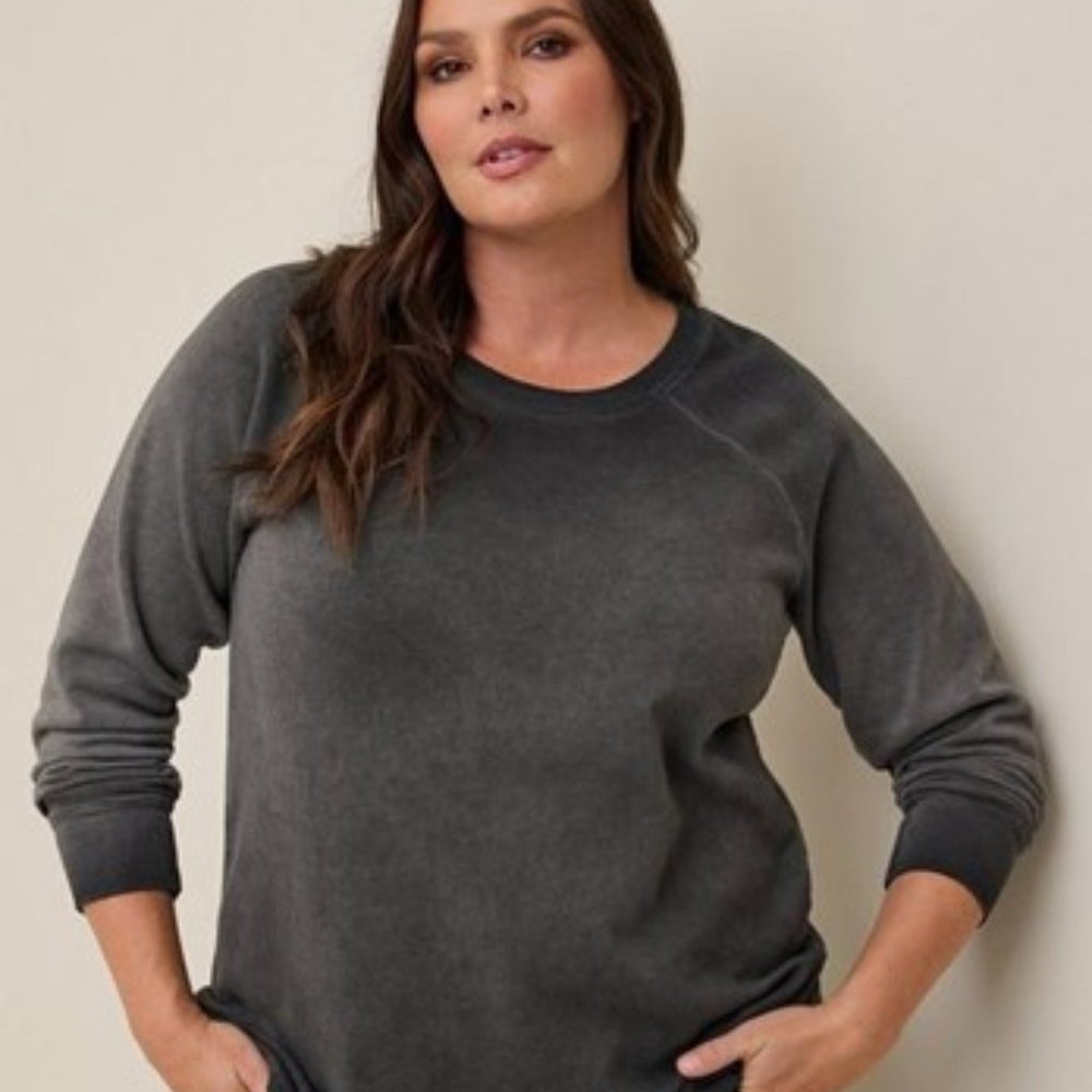 Torrid - Classic Fit Cozy Fleece Crew Neck Raglan Tunic Sweatshirt in Bl…